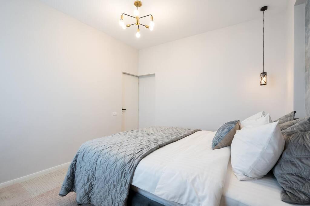 Stunning Views 3Br Sunny Flat - Amazing Terrace Appartement Boekarest Buitenkant foto