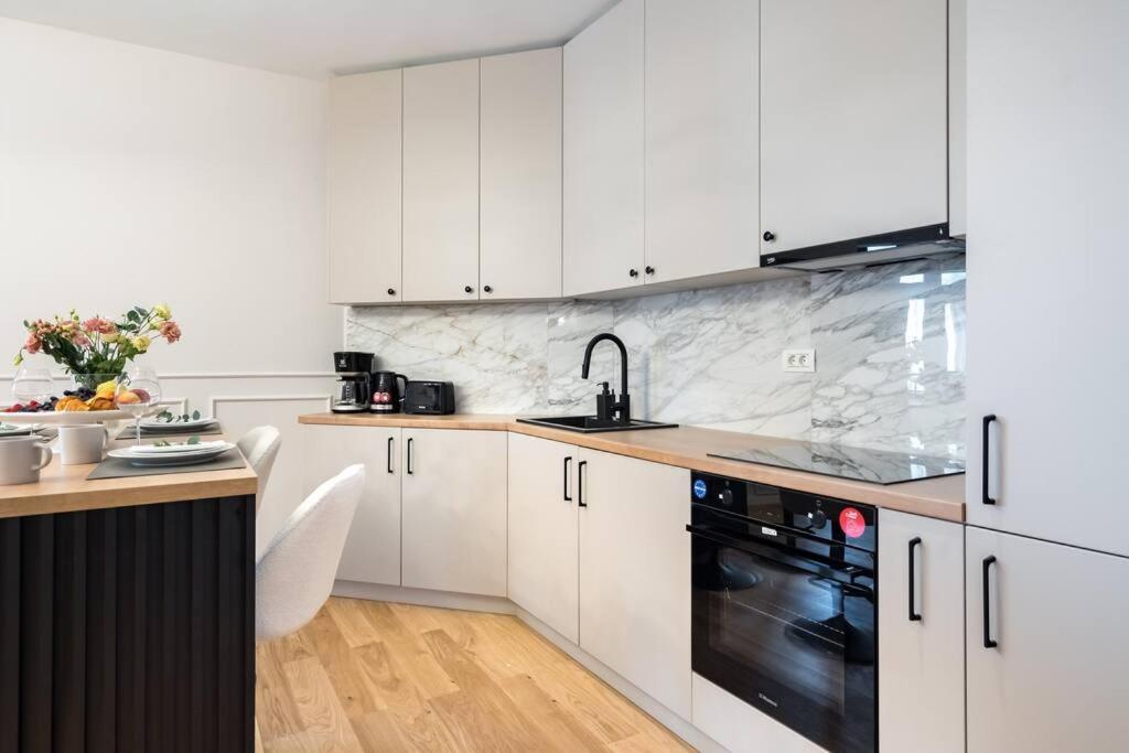 Stunning Views 3Br Sunny Flat - Amazing Terrace Appartement Boekarest Buitenkant foto